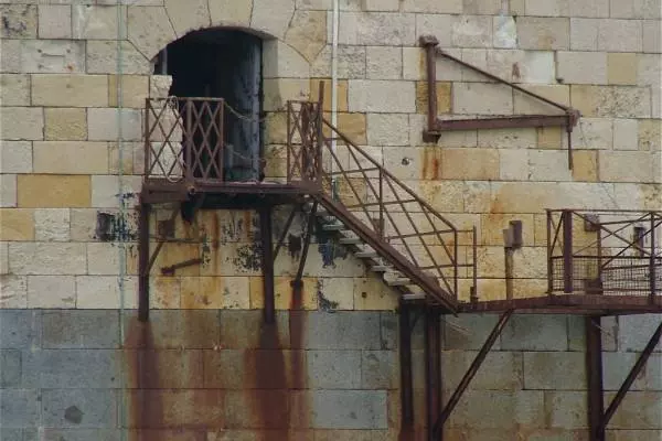 внешняя стена и лестница Форт Боярд