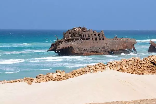 старый корабль и песчаный пляж Кабо-Верде
