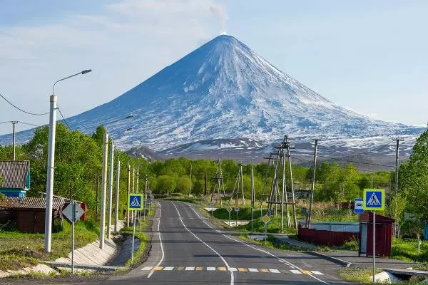 городская дорога и вулкан Ключевская сопка