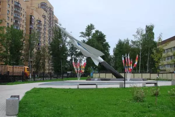 памятник ракете метеорит в Реутово