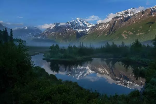 природа озера и горы в Аляске