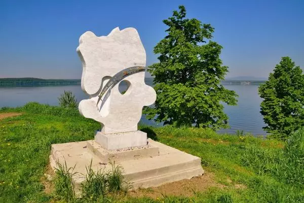 памятник метеориту в Чебаркуле