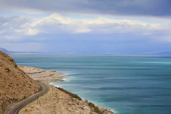 вид с дороги на мертвое море