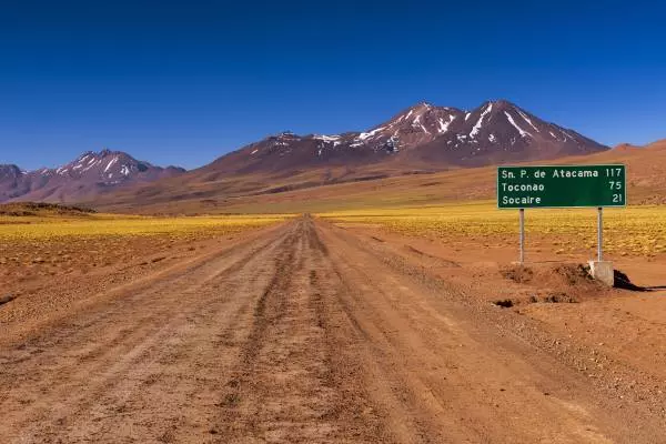 шоссе и указатель в пустыне Атакама