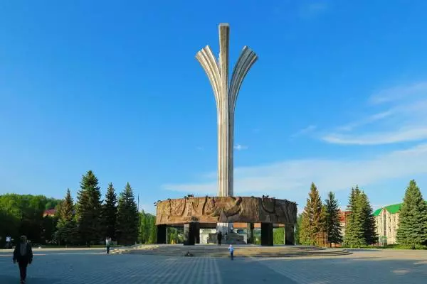 монумент нефтянникам Лениногорска