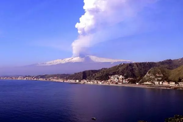Где находится вулкан Этна?
