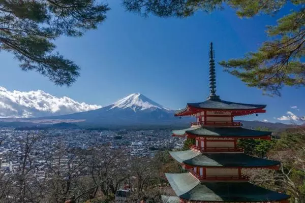 храм и вулкан Фудзияма