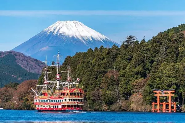 туристический корабль и гора в Японии