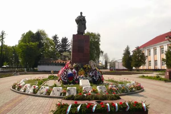 памятник и мемориал с цветами Суджа