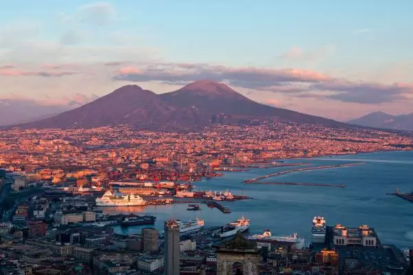 вид на вулкан от города Неаполь