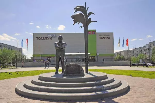 памятник нефтянику в центре Усинска