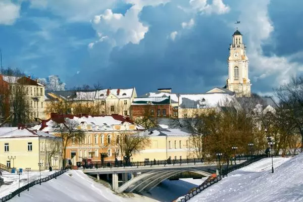 зимний город со снегом