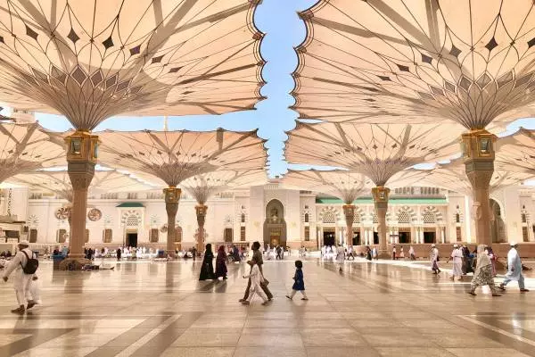 зонты на территории мечети