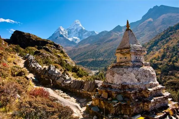 буддистская ступа на горе в Гималаях