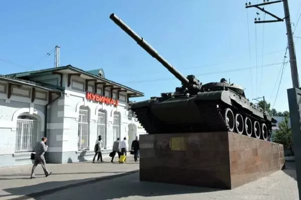 памятник танка у станции